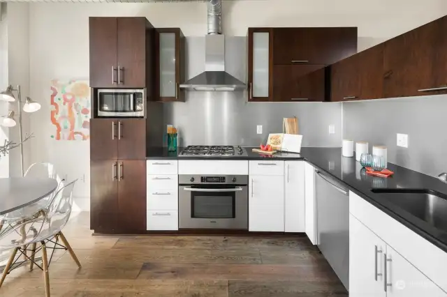 With its ample storage, clean lines, and stainless-steel finishes, this kitchen offers a perfect blend of form and function, ideal for both daily cooking and entertaining.