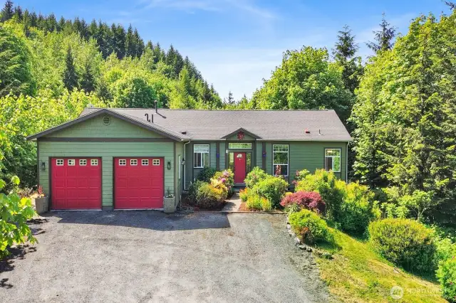 Welcome to Falls Drive, peaceful country living just minutes from town!