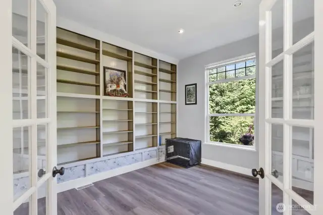 Built in book shelves in the office/bonus room. Starlink internet service can be transferred to the new owners making this a great office space. Check with Starlink to verify transfer.