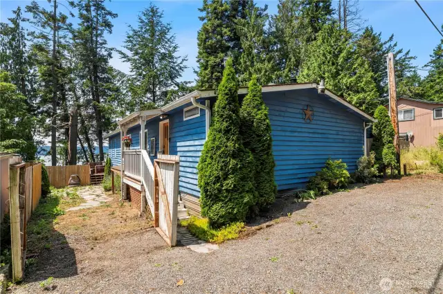 Open the gate wide and bring your boat or small trailer behind the double gate. Toy storage!