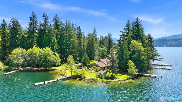 3 docs & boat launch. Private swimming area.