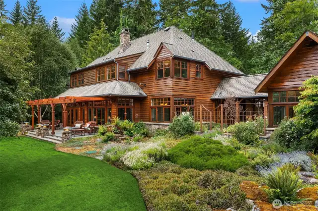 Built with exceptional attention to detail, the main home has been called “the ultimate craftsman house” to acknowledge the many professional craftsmen (and women) that had a part in its creation.