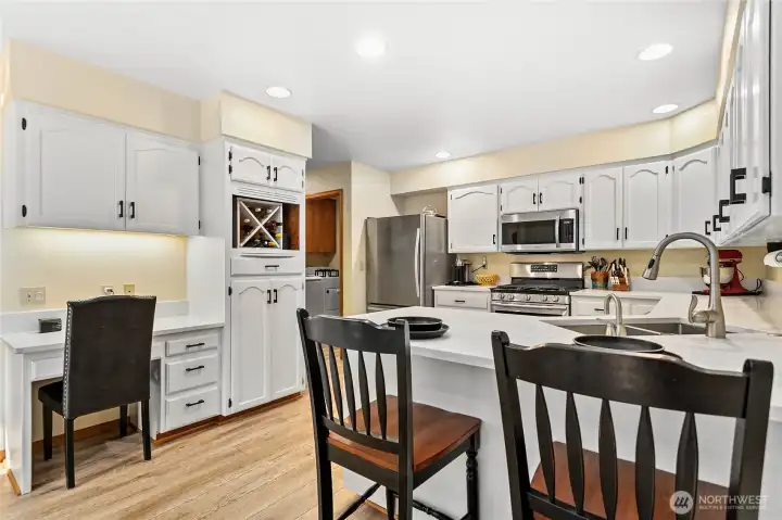 Love the desk/office space in this kitchen