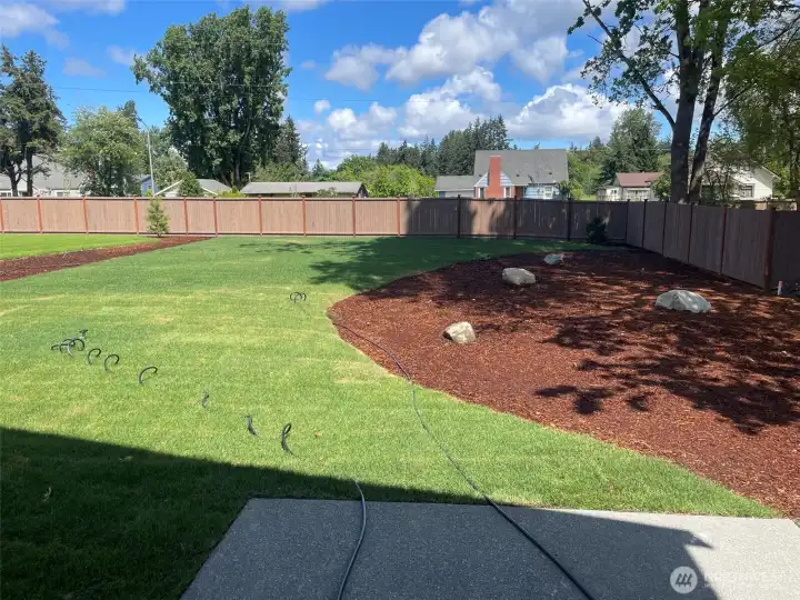 Incredibly large and landscaped backyard! Incredibly large and landscaped backyard!