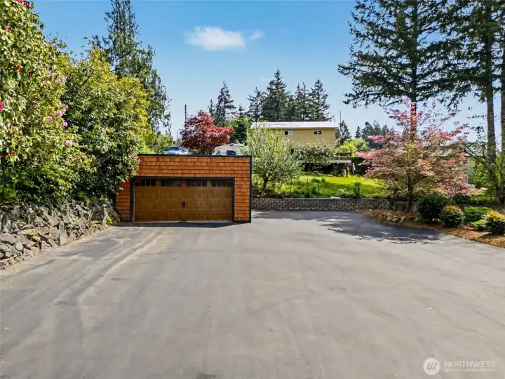 Detached Garage & Plenty of Space to fit up to 3 RVS!