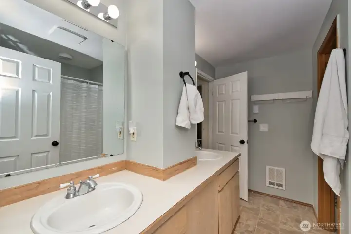 Full bathroom on second floor.