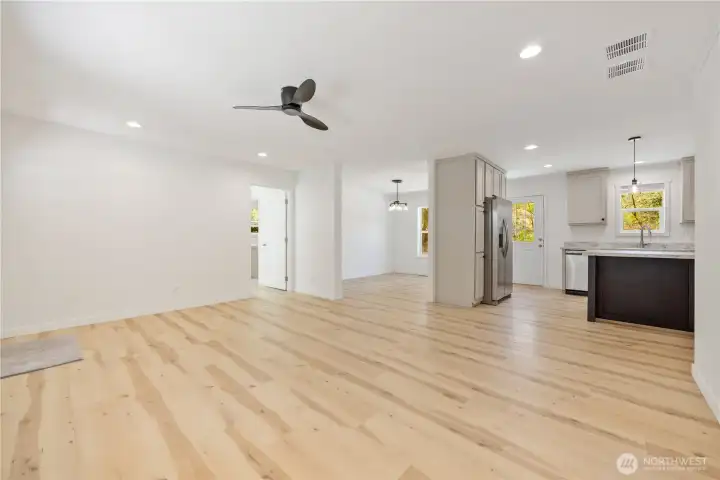 So well thought out to give space and to the left of the dining room the privacy the the main bedroom.