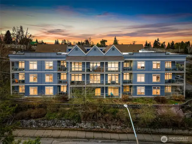 Close Amenities: Whole Foods, Fred Meyers, Arne Hanna Aquatic, WWU, Downtown Bellingham