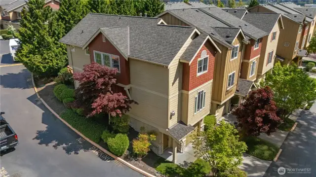 End unit condo w/ yard and tons of parking!