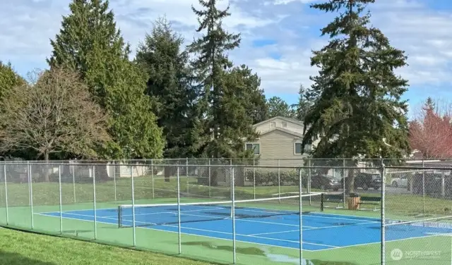 Nearby park has tennis courts.