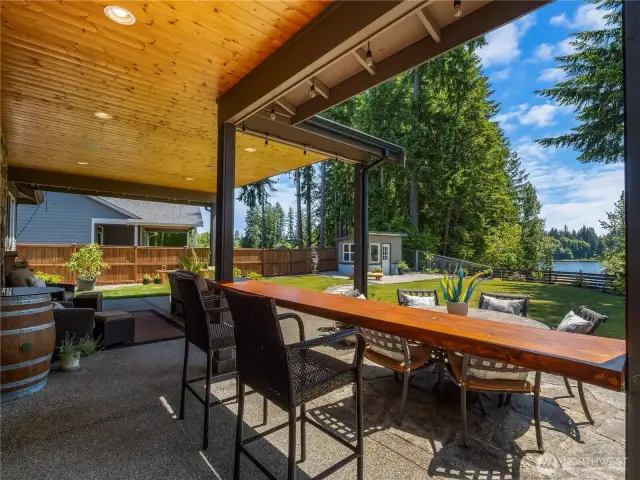 Gather around the bar to enjoy the great view, great food and great company.
