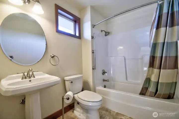 Upstairs Full Bathroom