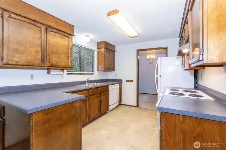 Flow-thru kitchen, from dining room to fail room