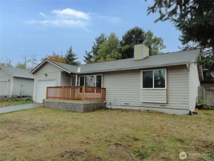 Wow! Fantastic opportunity on this cute home located in NE Tacoma. Great for 1st time buyers or investor.