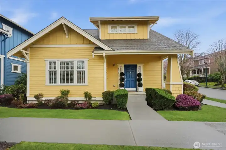 Welcome to this sunny home in the beloved Issaquah Highlands!