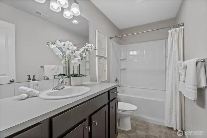 Upstairs Full Bathroom