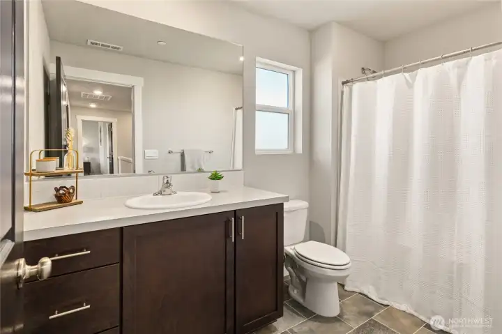 Upper-level full bathroom