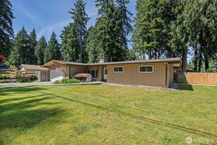 Double gate doors to the right provide convenient access for RV/Boat parking