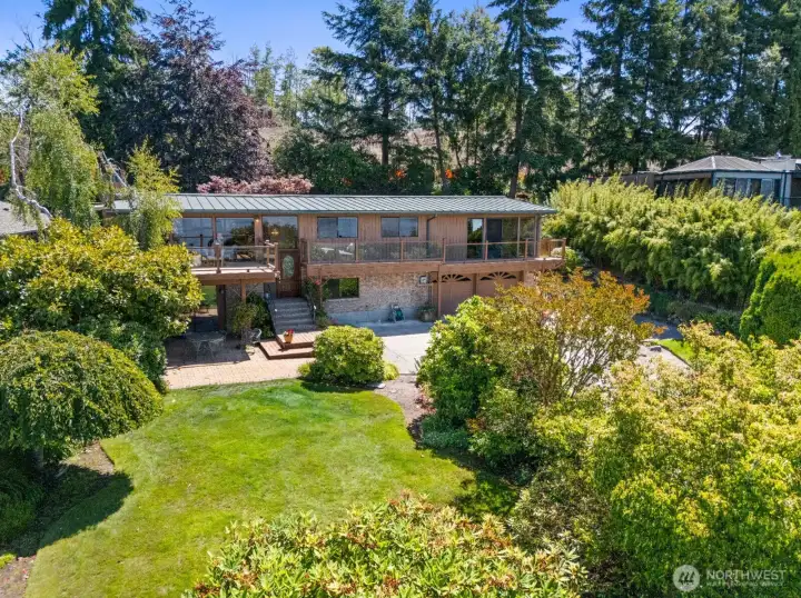 Welcome home to this stunning gem. Welcome home to this stunning gem.