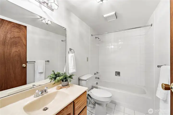 Full bathroom in lower level. Full bathroom in lower level.