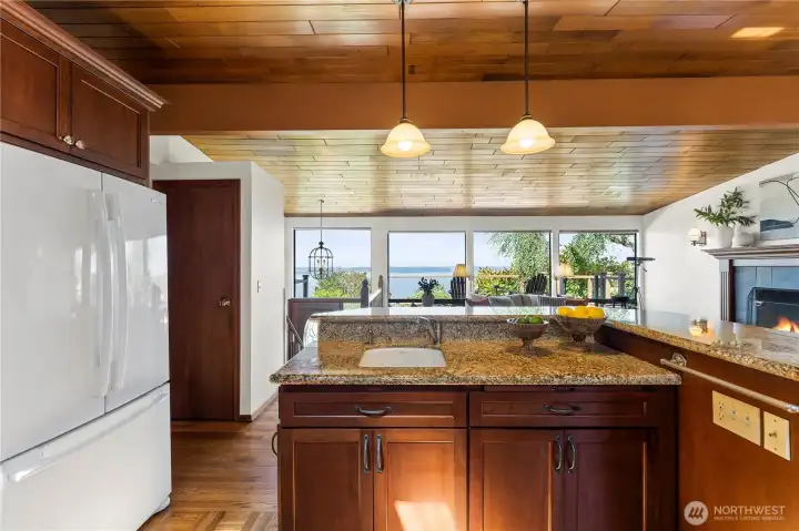 Prep station in kitchen...even helpers enjoy the view! Prep station in kitchen...even helpers enjoy the view!
