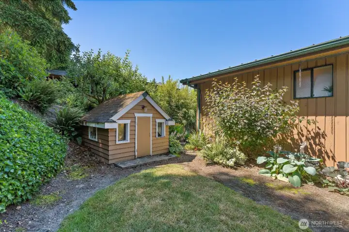 Sweet little playhouse! Sweet little playhouse!
