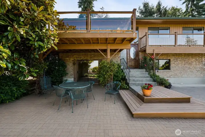 Another gathering place to enjoy the view and privacy of this gem. Another gathering place to enjoy the view and privacy of this gem.