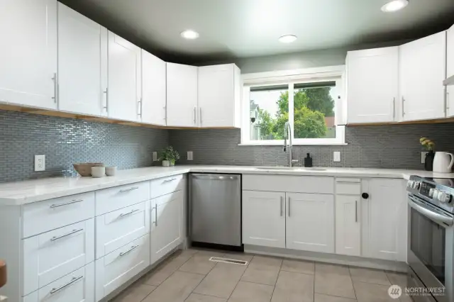 A chef’s kitchen, thoughtfully crafted and fully equipped to handle everything from everyday meals to effortless entertaining.