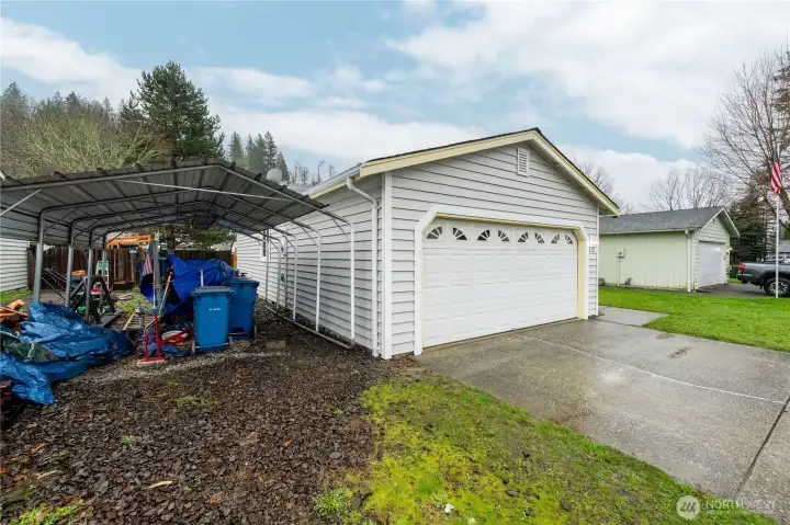 Carport Easily stores 14' boat