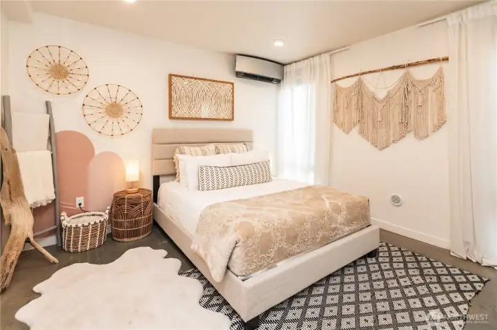 What a gorgeous bedroom room to relax in.