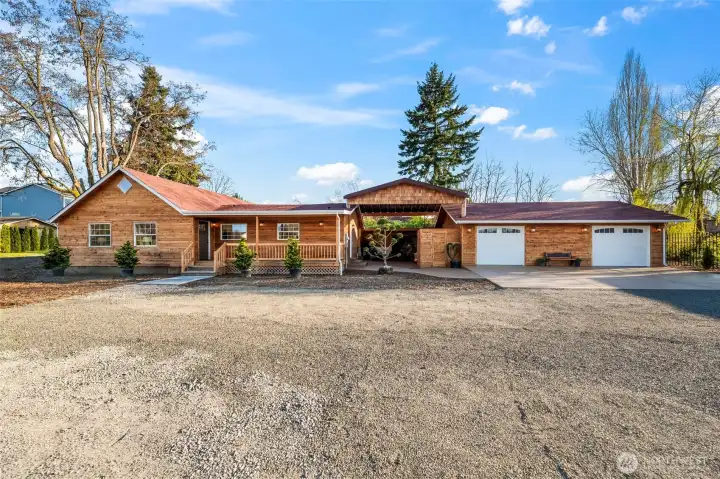 Luxury & Privacy meet in the perfect way here! Yelm's Crown Jewel