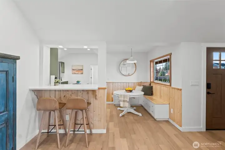 Breakfast bar & dining area