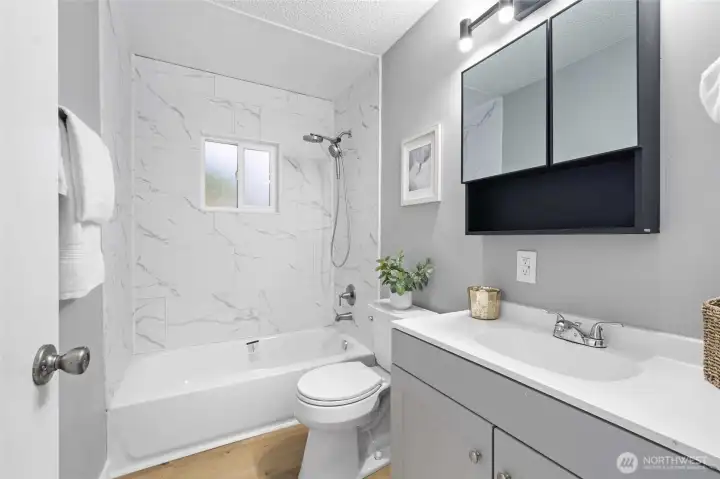 Gorgeous Marbelesque Vinyl surround shower system
