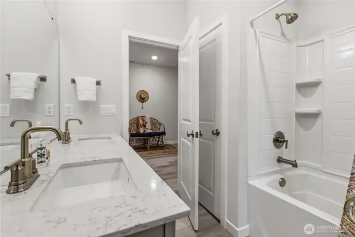 Another view of the bathroom.