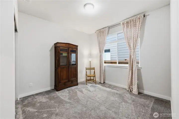 The 2nd bedroom.