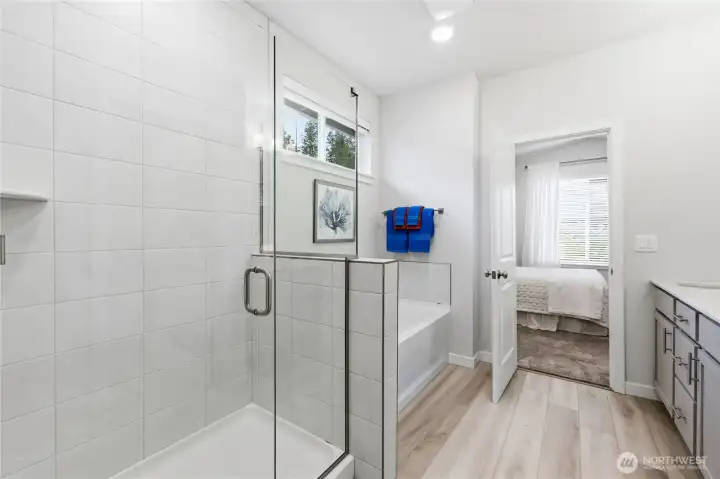 Another view of the bathroom.