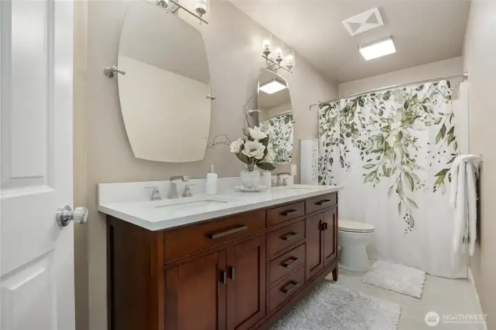 Full bath in hallway upstairs