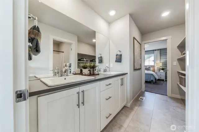 Continental Bathroom between loft and BD 3