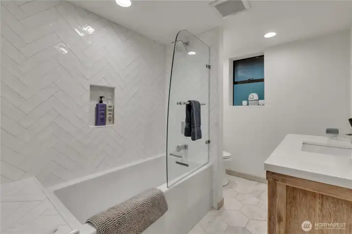 Another view of primary bath.