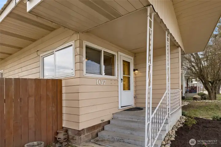 Nice covered front patio.