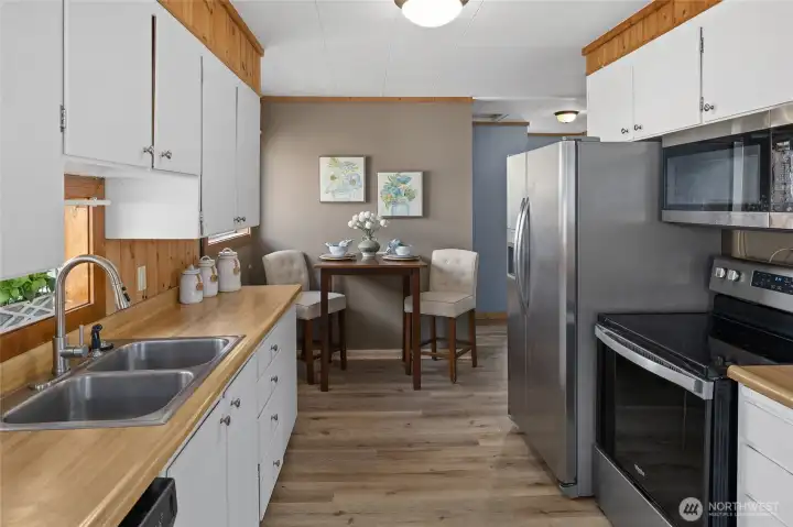 Another view of kitchen int to the breakfast bar area.