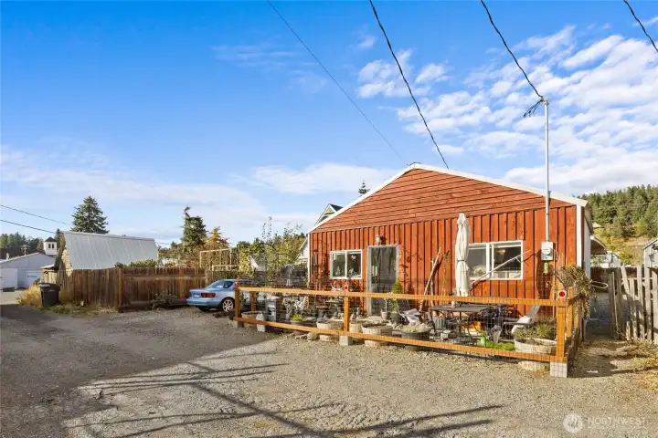 Front yard of ADU also of large alley way. Great access and extra parking.