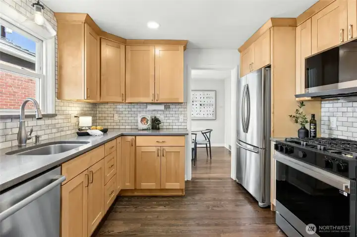 New gas range 2024 & microwave 2023.