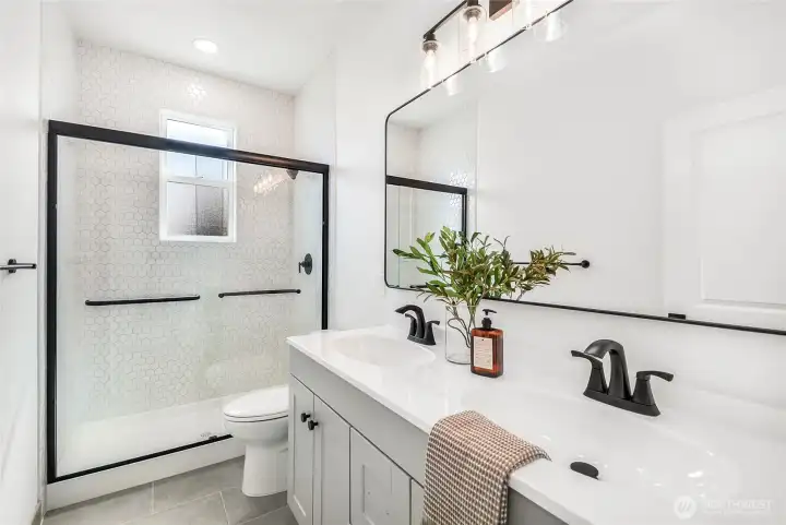 Beautifully finished bathroom with tile floors and tile surround!