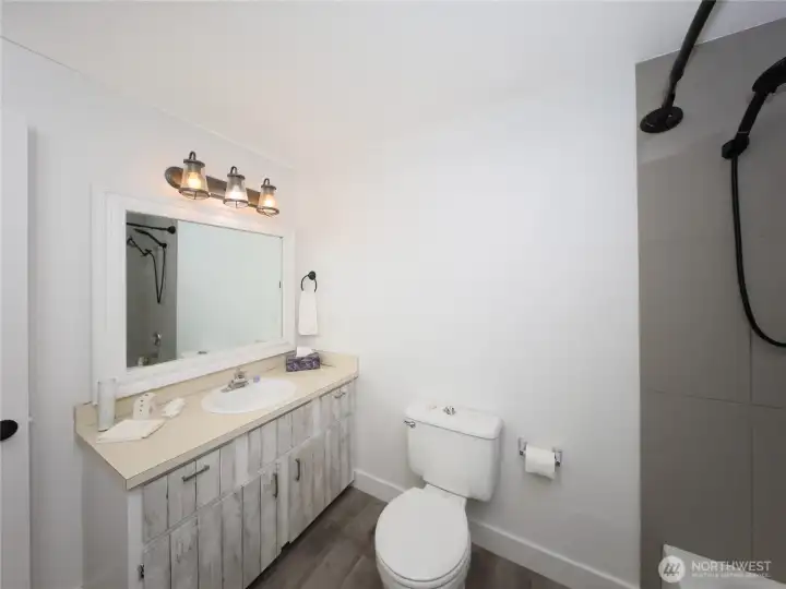 Upstairs main bathroom.