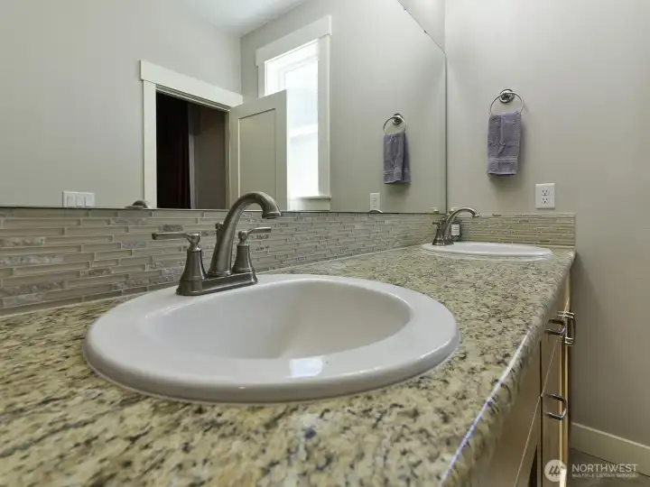 double vanity in th eprimary bath.