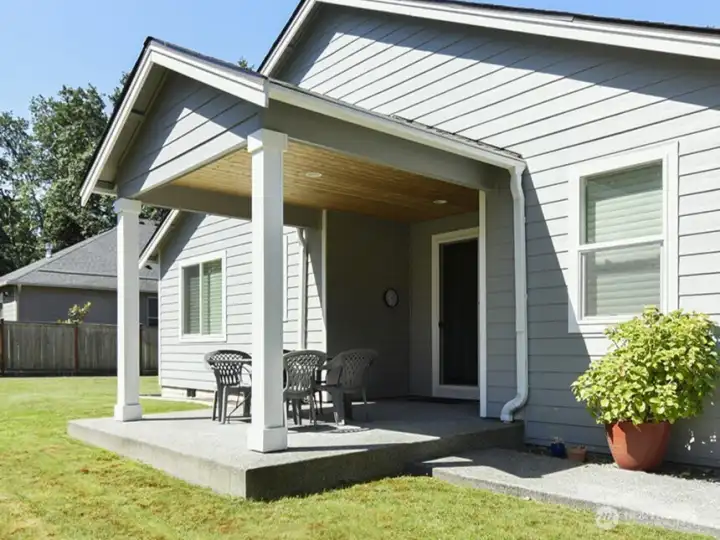 Covered outdoor dining, picnic or BBQ!