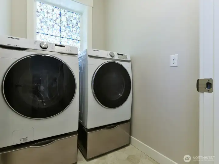 Washer/Dryer included.