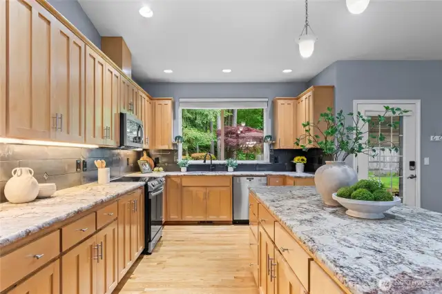 This kitchen offers generous space and abundant cabinets, ensuring you have everything you need to meet your culinary needs. Plus, the scenic view through the kitchen window turns everyday tasks—like washing dishes—into a truly pleasant experience.