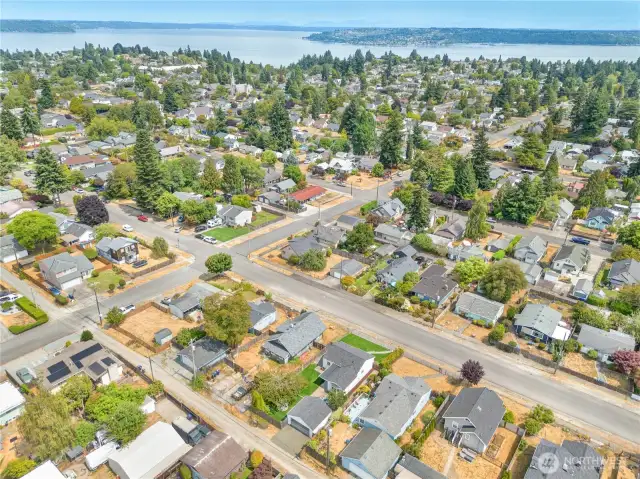 Enjoy all of Proctor's best amenities! Stroll to Delightful Neighborhood Market, Proctor Farmer's Market, or head off for a day of fun at Kandle Park and their Sprayground!